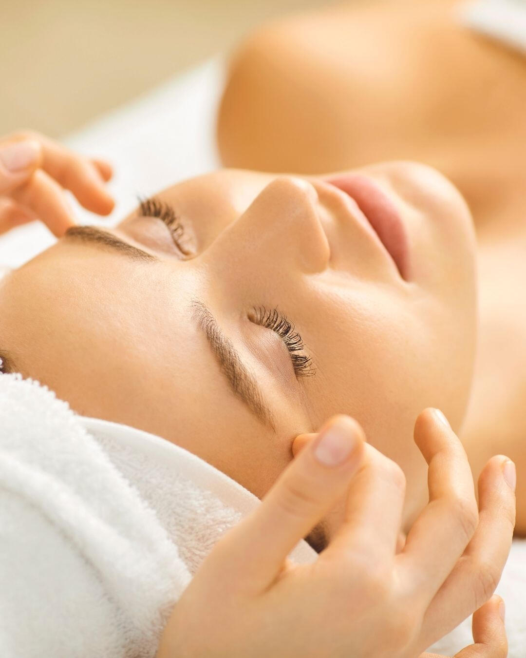 Glow & Regeneration Gönnen Sie Ihrer Haut ein Upgrade. Von tiefenwirksamen Reinigungen Deluxe bis hin zu hochwirksamem Microneedling – wir bieten maßgeschneiderte Facials und Body-Treatments für ein perfektes Hautbild.